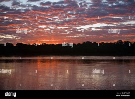  Der Sonnenaufgang über dem Amazonas – Eine Ode an Licht und Farbe!